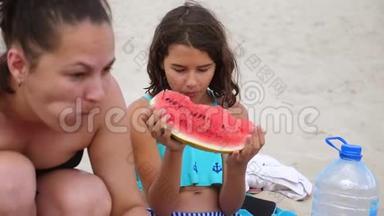 孩子们，青少年在海滩上休息，笑着<strong>吃西瓜</strong>，慢动作<strong>视频</strong>。 少女休息